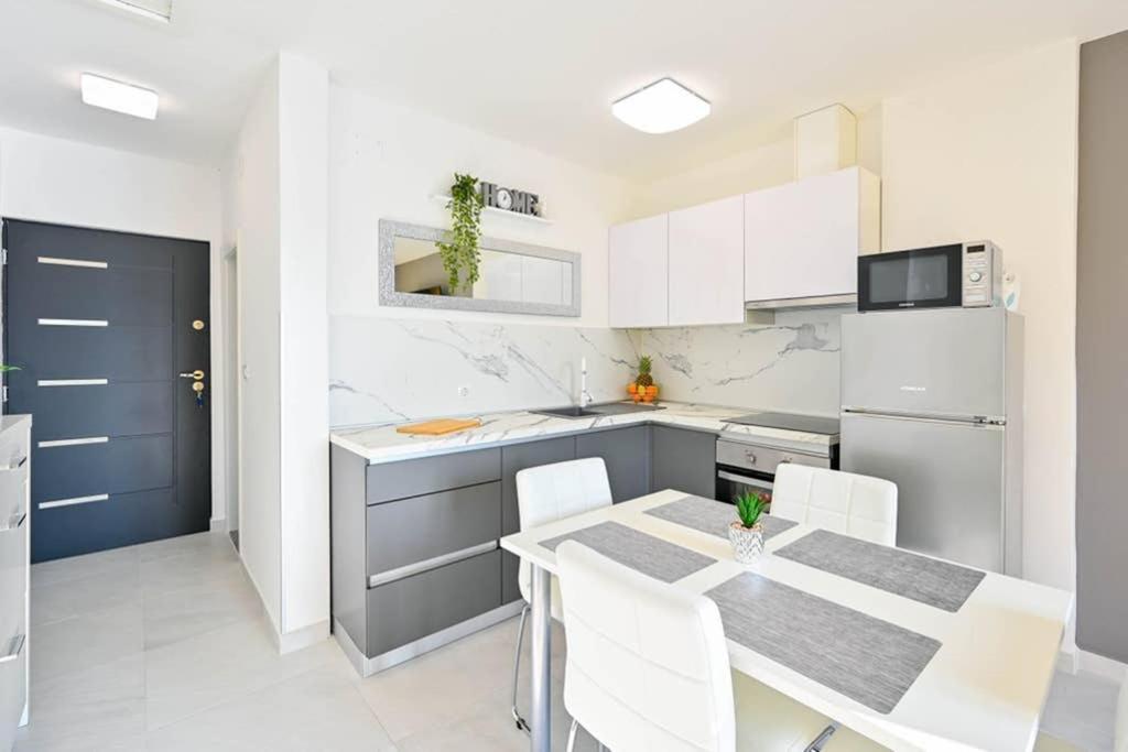 Apartment Noemi With A Direct Beach View ราบัซ ภายนอก รูปภาพ