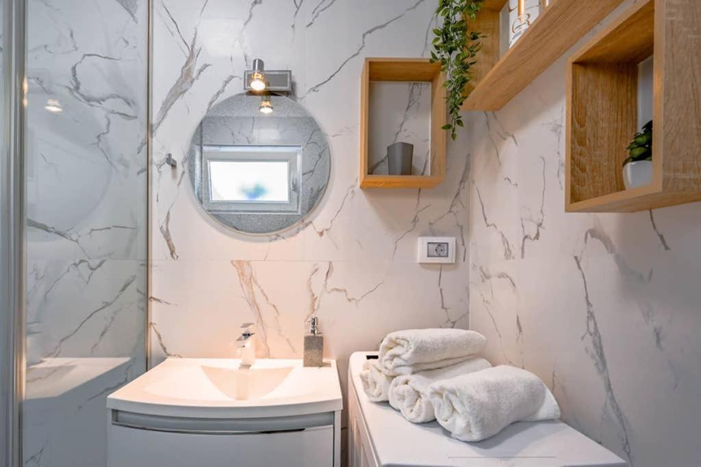 Apartment Noemi With A Direct Beach View ราบัซ ภายนอก รูปภาพ